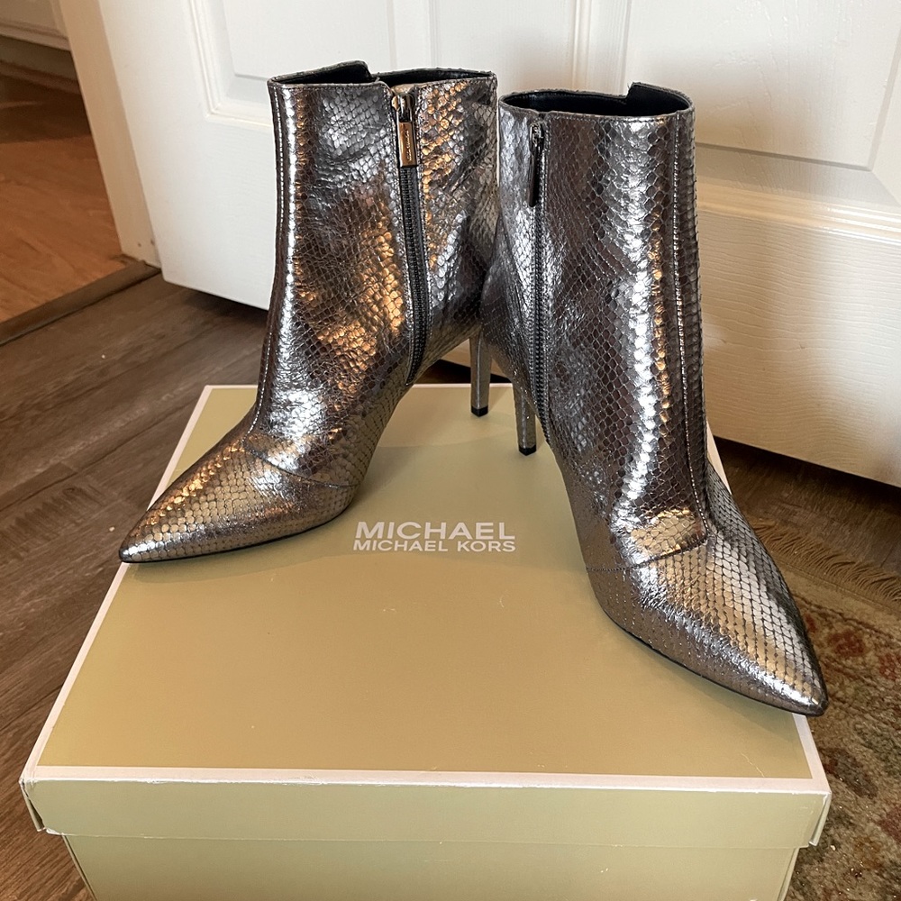 GORGEOUS metallic, snakeskin-like patter on these brand new boots.